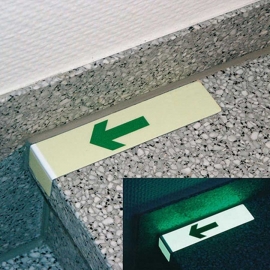 Fluchtweg-Markierung: Treppenwinkel mit Richtungspfeil