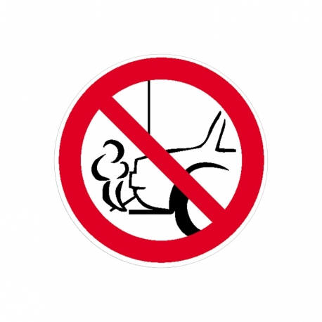 Verbotsschild: Nicht mit Auspuff zur Wand parken